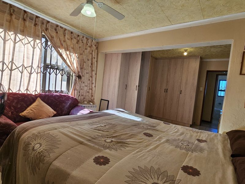 Neat Three Bedroom Family Home with Building Plans on a Spacious 1,485m2 Stand - Photo 8