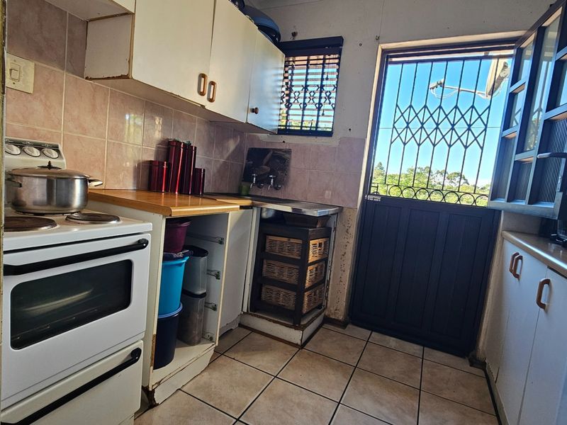 Neat Three Bedroom Family Home with Building Plans on a Spacious 1,485m2 Stand - Photo 7