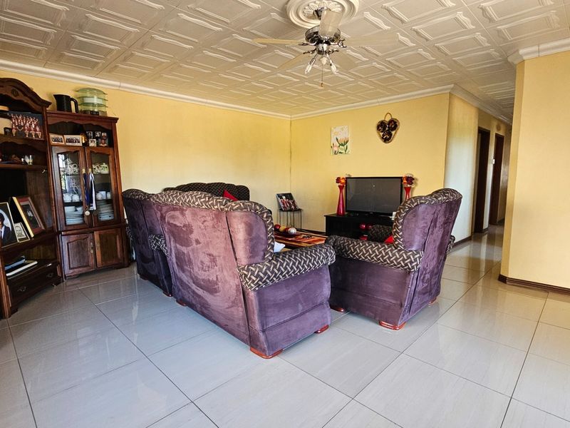 Neat Three Bedroom Family Home with Building Plans on a Spacious 1,485m2 Stand - Photo 6