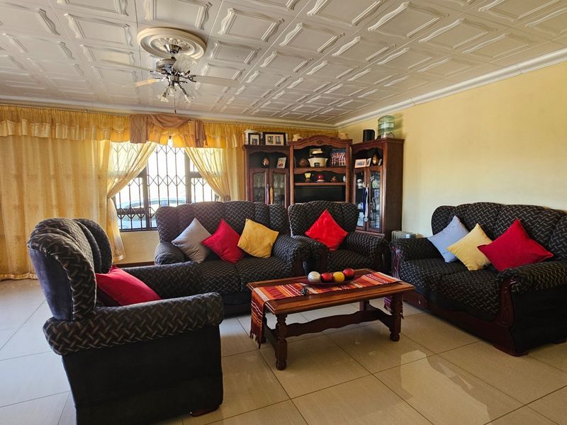 Neat Three Bedroom Family Home with Building Plans on a Spacious 1,485m2 Stand - Photo 5