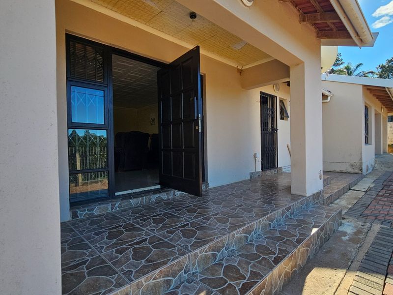 Neat Three Bedroom Family Home with Building Plans on a Spacious 1,485m2 Stand - Photo 4
