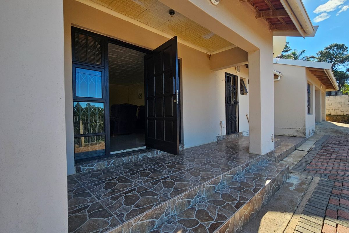 Neat Three Bedroom Family Home with Building Plans on a Spacious 1,485m2 Stand - Photo 4