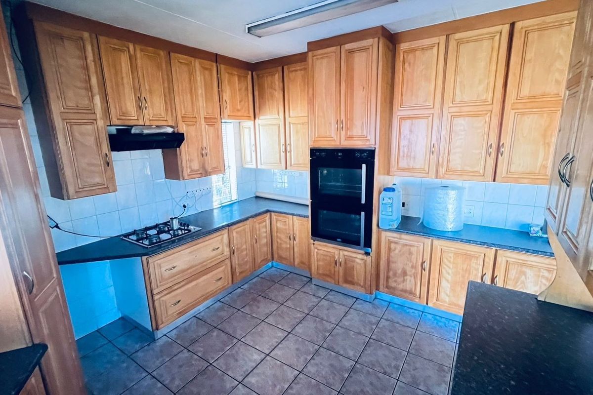 House For Sale in Rooihuiskraal, Centurion - Photo 2