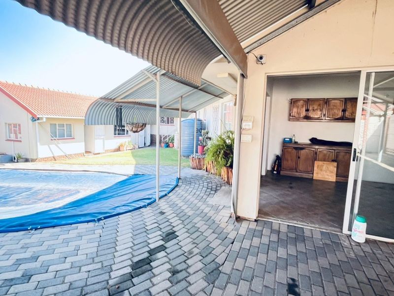 House For Sale in Rooihuiskraal, Centurion - Photo 4