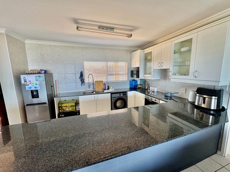Exceptional Sea View Apartment in Secure Coastal Complex - Photo 6