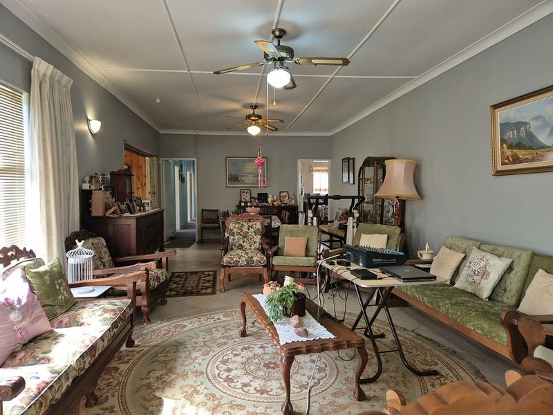 5 Bedroom House with 2 Bedroom Flat for Sale in Potchefstroom Central - Photo 2