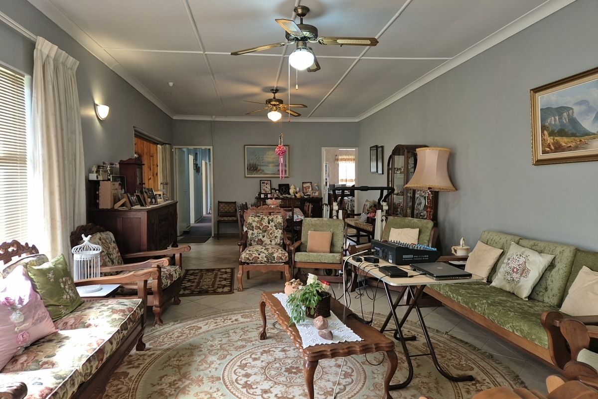5 Bedroom House with 2 Bedroom Flat for Sale in Potchefstroom Central - Photo 2