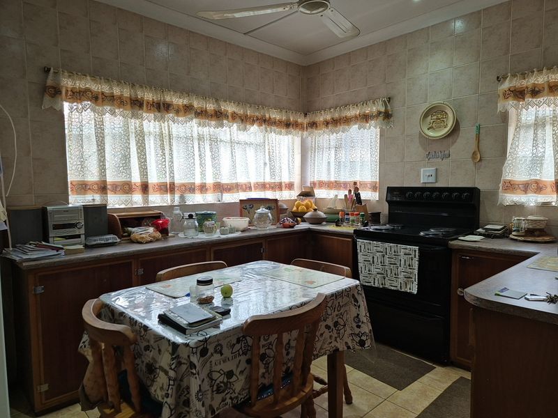 5 Bedroom House with 2 Bedroom Flat for Sale in Potchefstroom Central - Photo 10