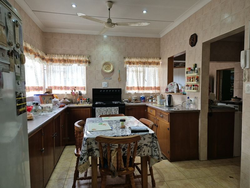 5 Bedroom House with 2 Bedroom Flat for Sale in Potchefstroom Central - Photo 9