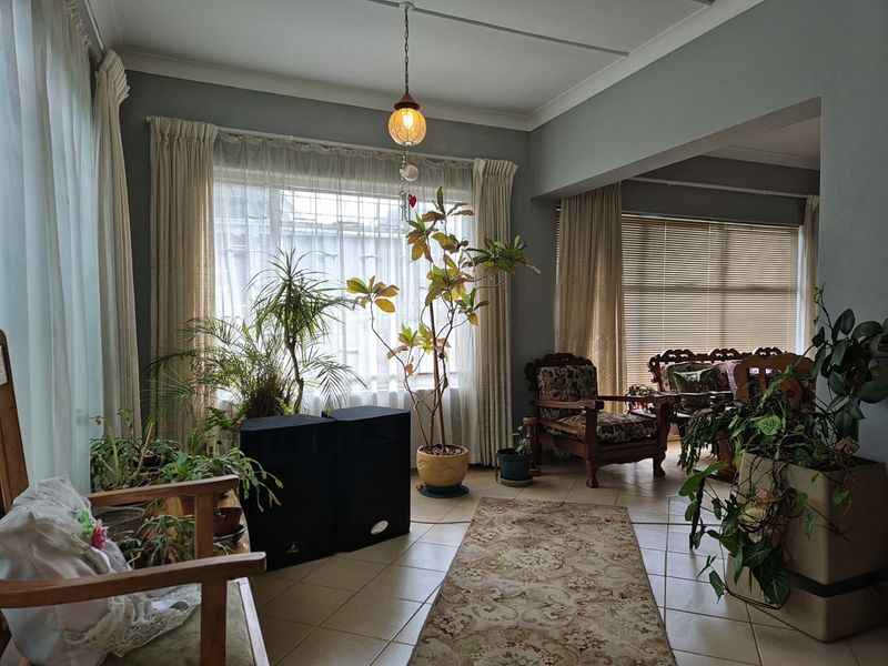 5 Bedroom House with 2 Bedroom Flat for Sale in Potchefstroom Central - Photo 6