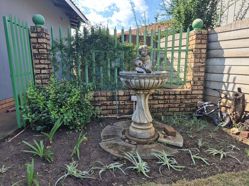 5 Bedroom House with 2 Bedroom Flat for Sale in Potchefstroom Central - Photo 4