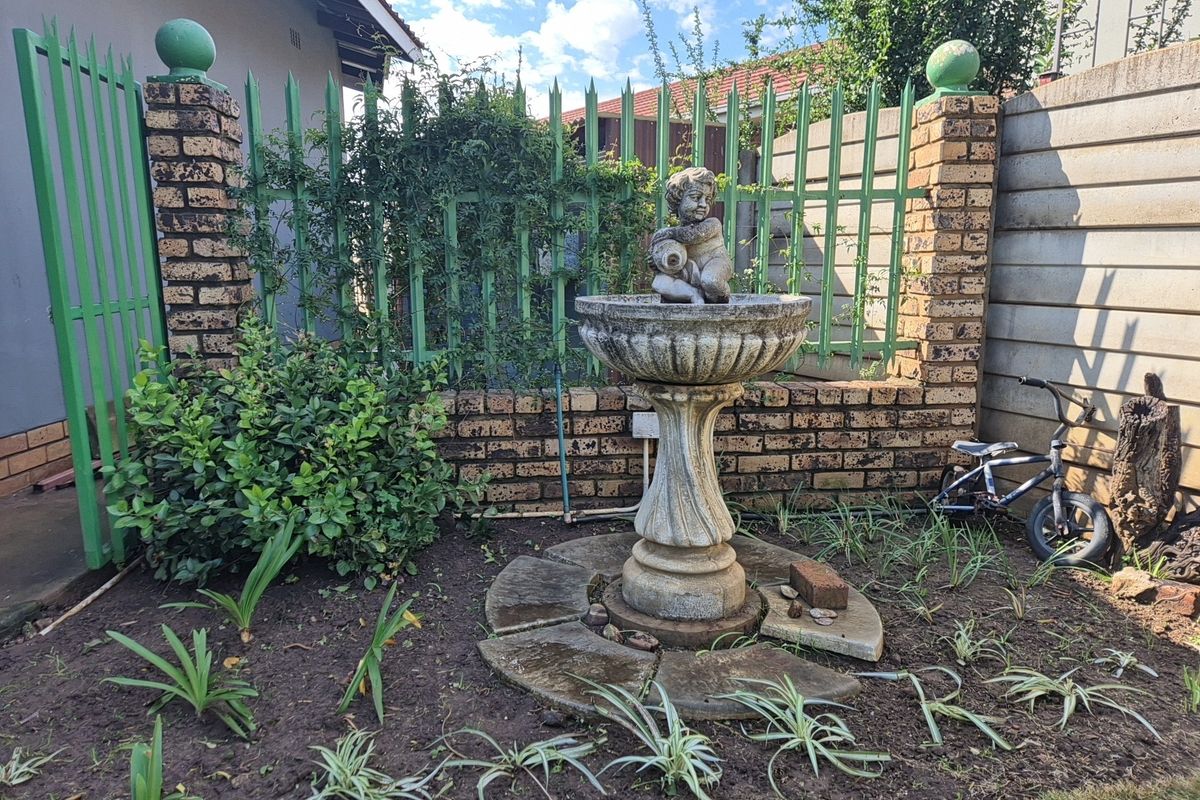 5 Bedroom House with 2 Bedroom Flat for Sale in Potchefstroom Central - Photo 4