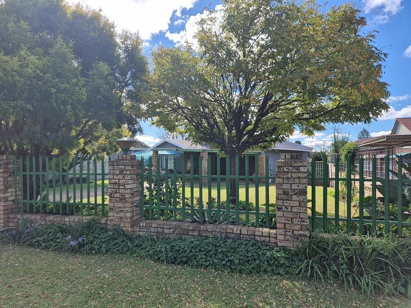 5 Bedroom House with 2 Bedroom Flat for Sale in Potchefstroom Central - Photo 5