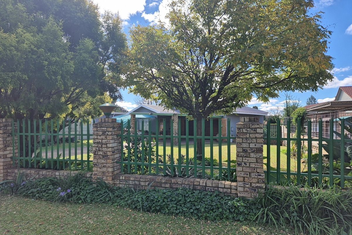 5 Bedroom House with 2 Bedroom Flat for Sale in Potchefstroom Central - Photo 5