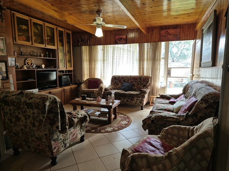 5 Bedroom House with 2 Bedroom Flat for Sale in Potchefstroom Central - Photo 3