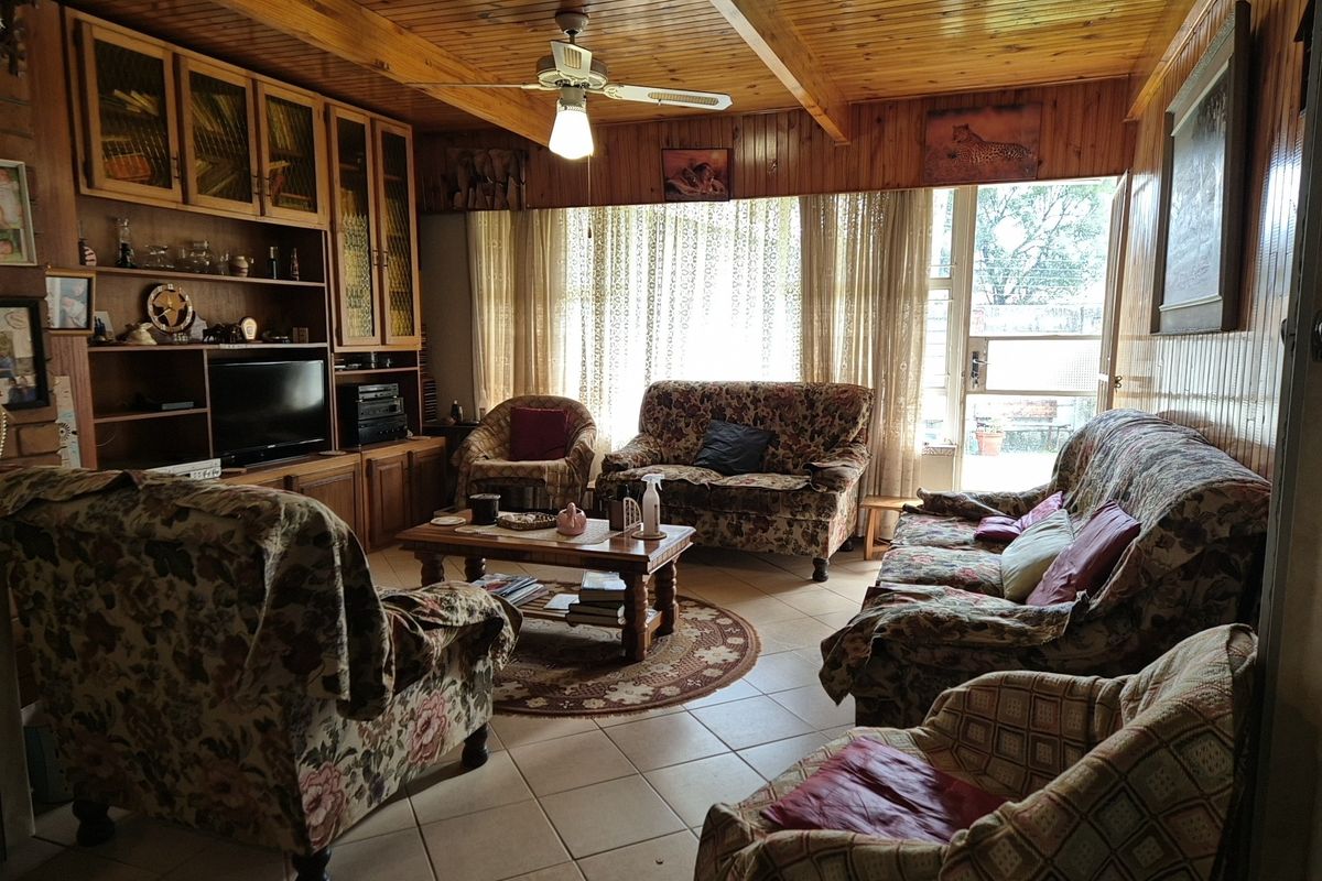 5 Bedroom House with 2 Bedroom Flat for Sale in Potchefstroom Central - Photo 3