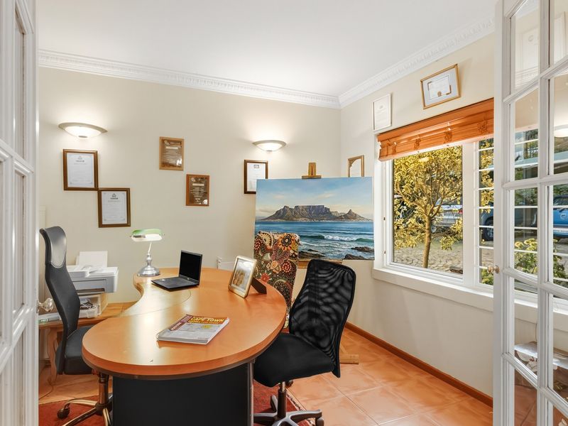 4 bed, 2.5 baths. An earthy brilliant family home set on the slopes of the Helderberg - Photo 10