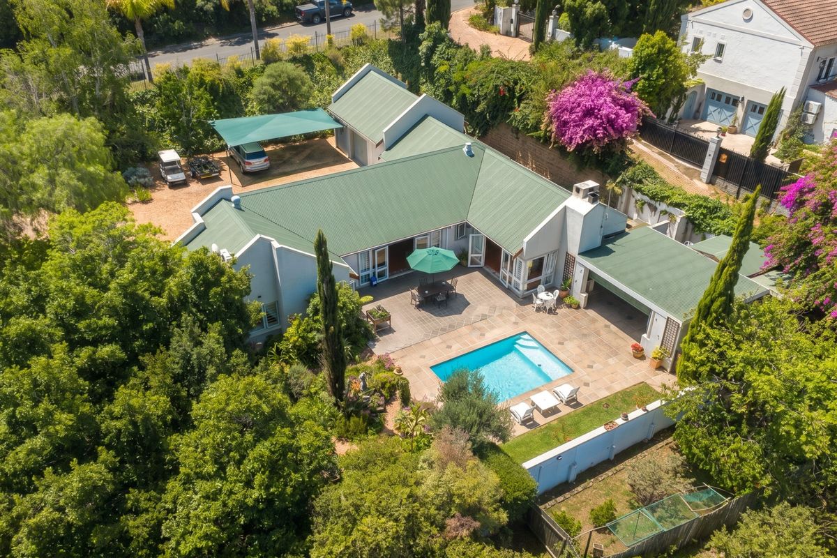 4 bed, 2.5 baths. An earthy brilliant family home set on the slopes of the Helderberg - Photo 2