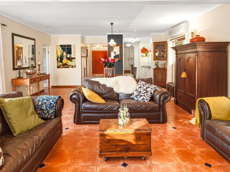 4 bed, 2.5 baths. An earthy brilliant family home set on the slopes of the Helderberg - Photo 4