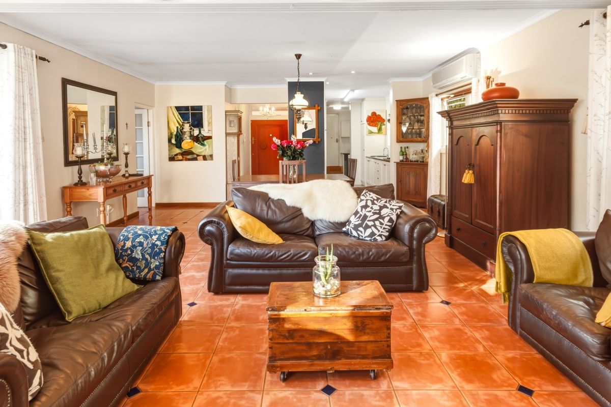 4 bed, 2.5 baths. An earthy brilliant family home set on the slopes of the Helderberg - Photo 4