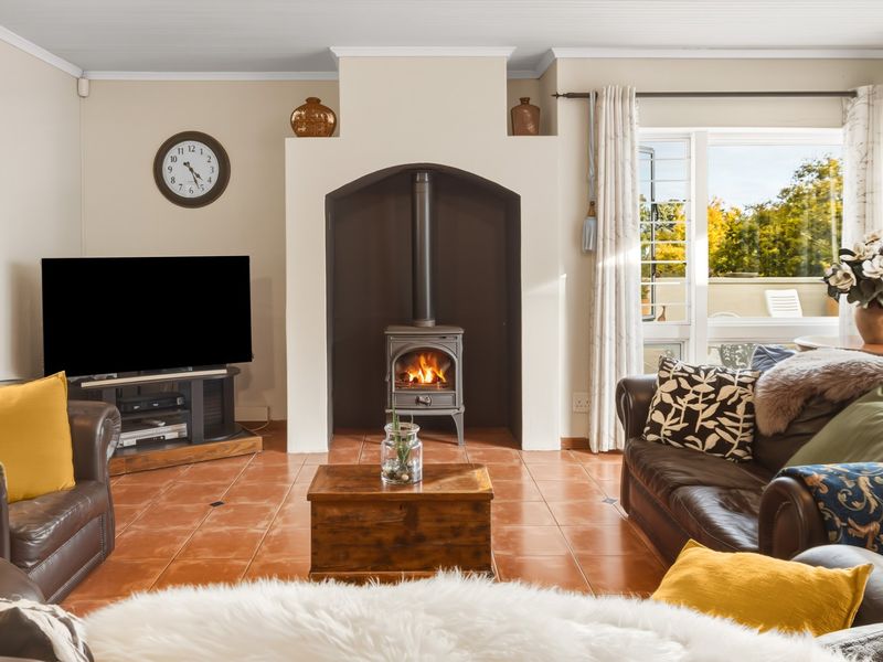 4 bed, 2.5 baths. An earthy brilliant family home set on the slopes of the Helderberg - Photo 3