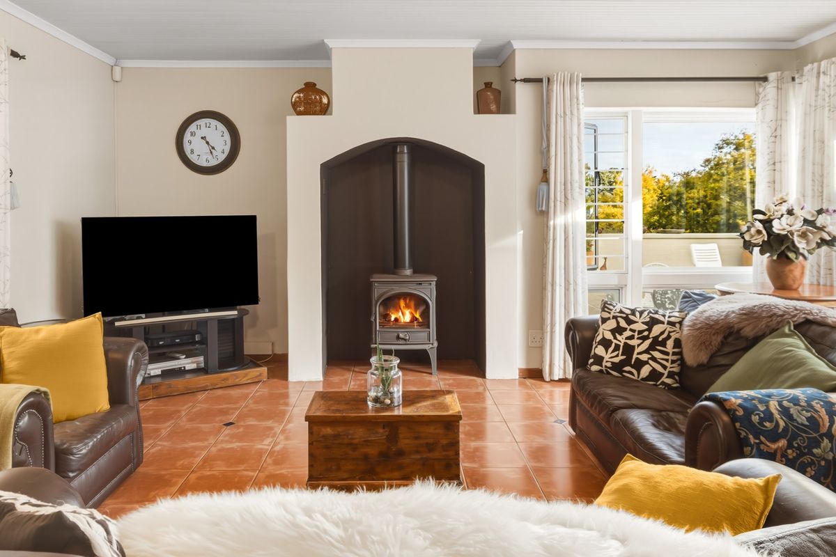 4 bed, 2.5 baths. An earthy brilliant family home set on the slopes of the Helderberg - Photo 3