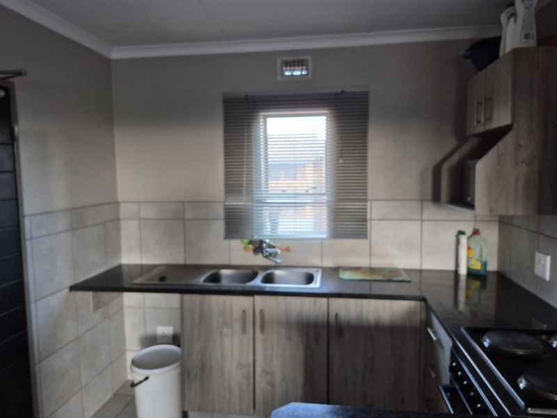 Modern 2-Bedroom Apartment For Sale in Heuweloord - Photo 3