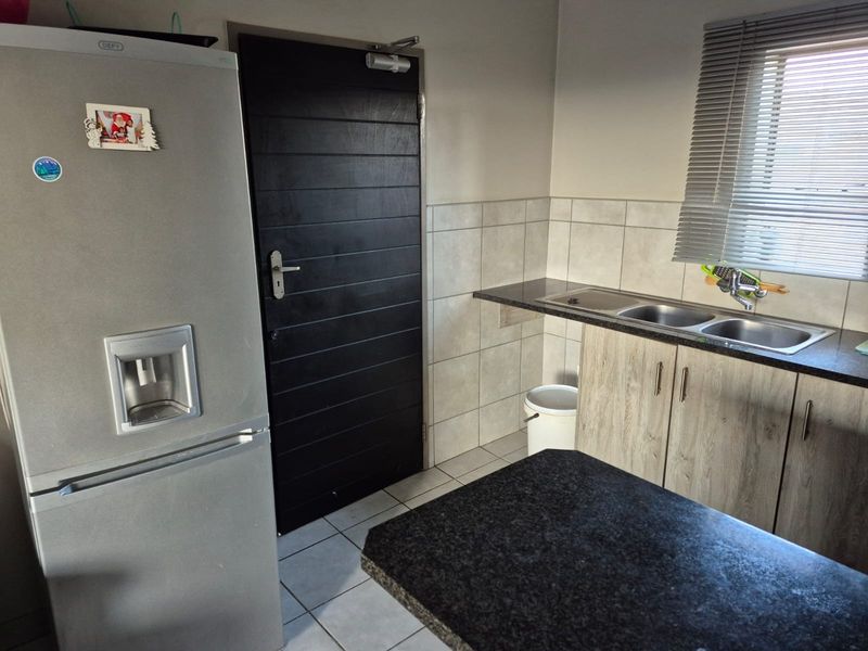 Modern 2-Bedroom Apartment For Sale in Heuweloord - Photo 2