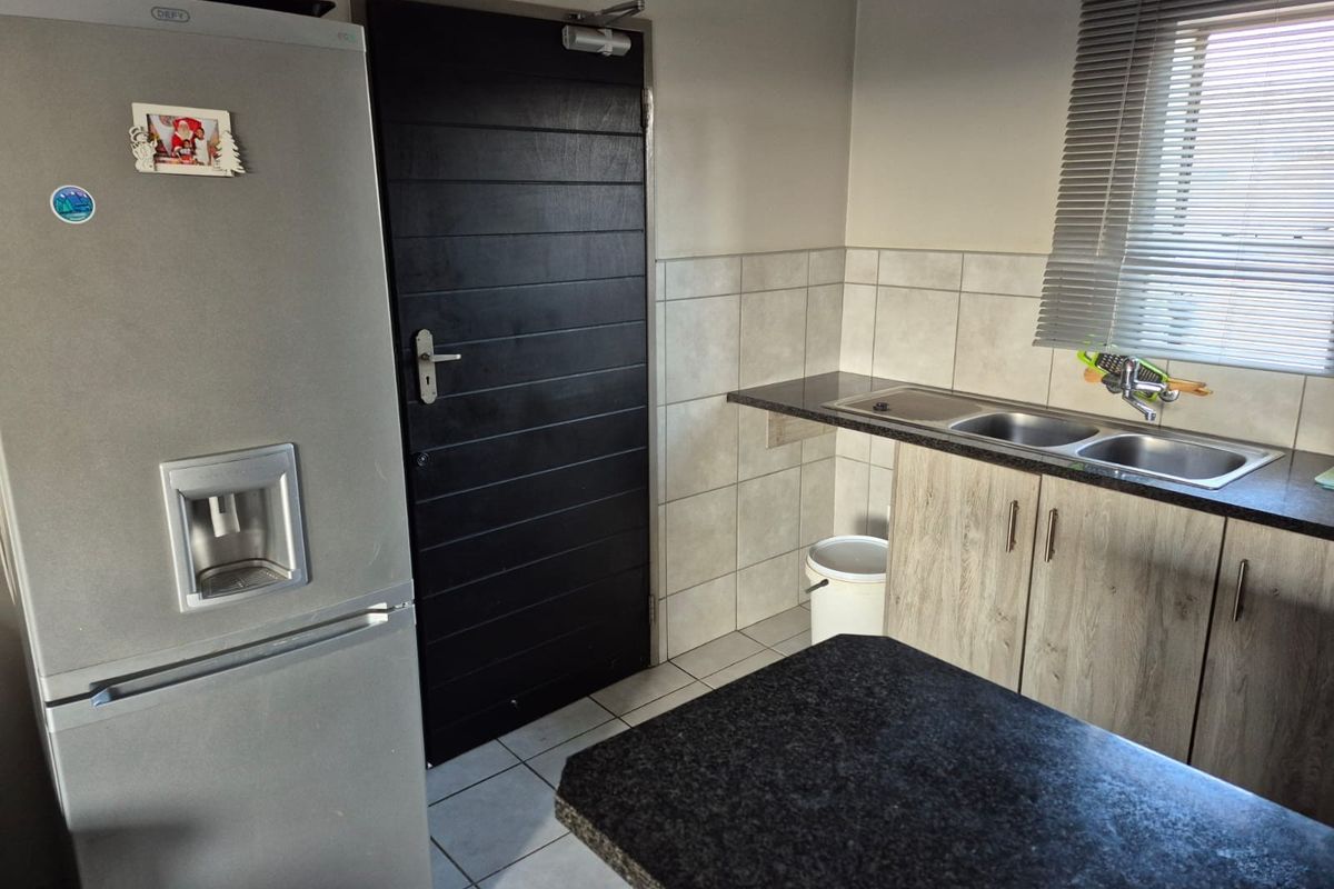Modern 2-Bedroom Apartment For Sale in Heuweloord - Photo 2
