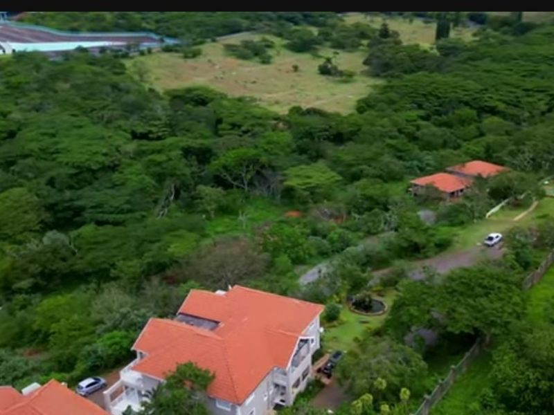 Townhouse For Sale in La Mercy, KwaZulu Natal - Photo 2