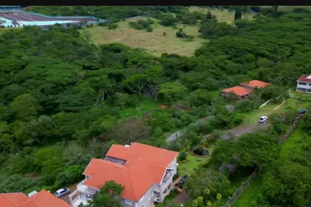 Townhouse For Sale in La Mercy, KwaZulu Natal - Photo 2