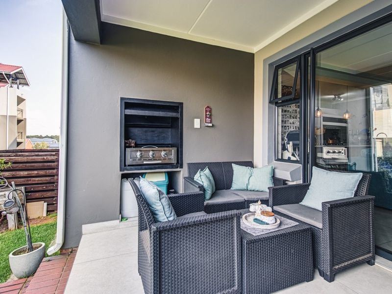 Modern, 3 Bedroom 2 bathroom garden apartment in a secure estate - Photo 1