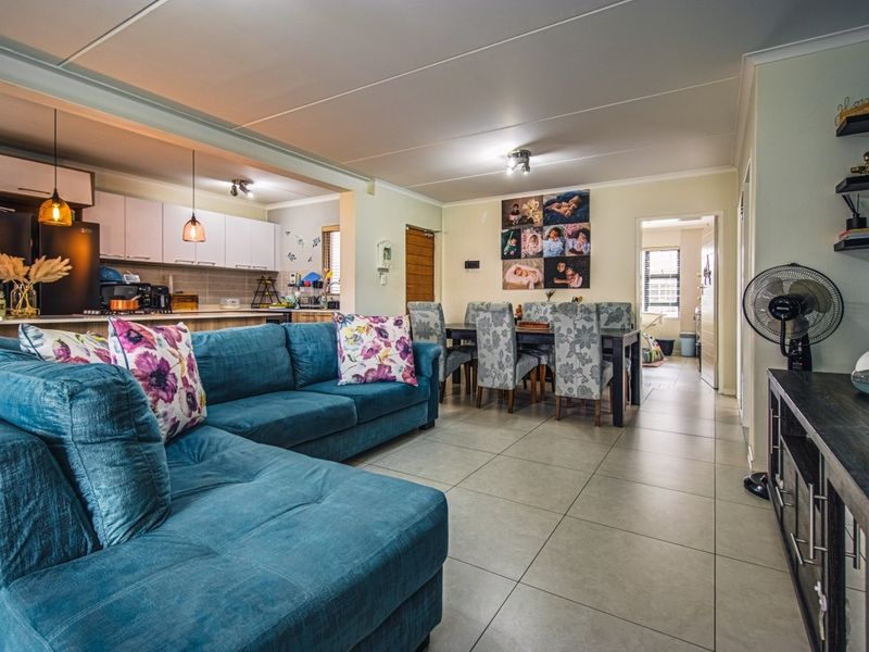 Modern, 3 Bedroom 2 bathroom garden apartment in a secure estate - Photo 6