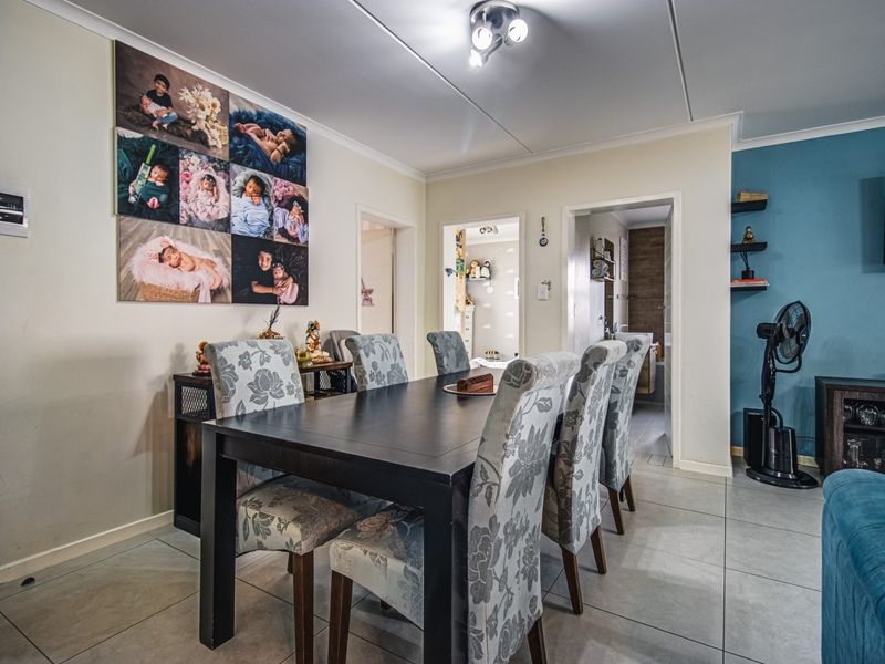 Modern, 3 Bedroom 2 bathroom garden apartment in a secure estate - Photo 2