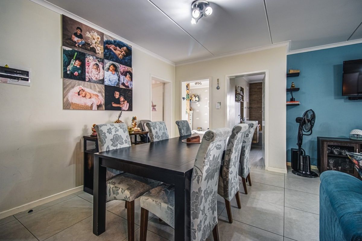 Modern, 3 Bedroom 2 bathroom garden apartment in a secure estate - Photo 2