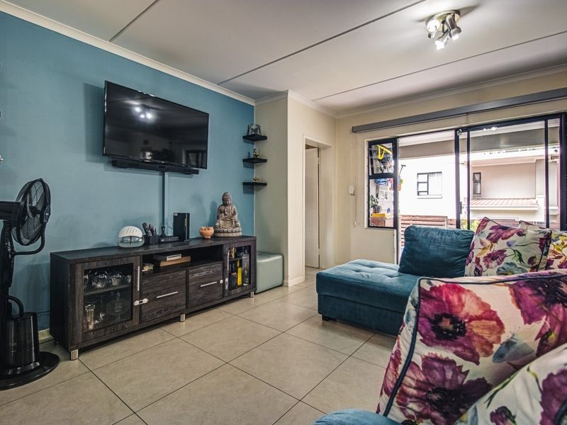 Modern, 3 Bedroom 2 bathroom garden apartment in a secure estate - Photo 8