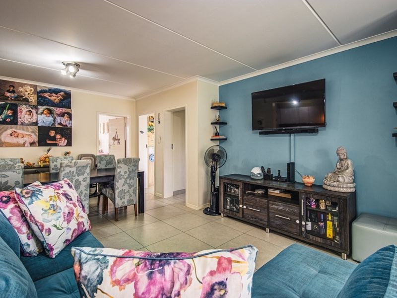 Modern, 3 Bedroom 2 bathroom garden apartment in a secure estate - Photo 7