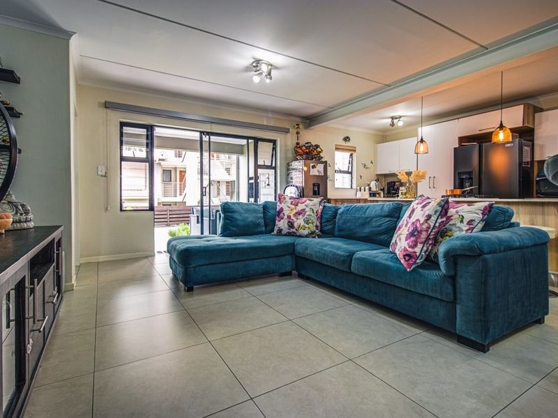 Modern, 3 Bedroom 2 bathroom garden apartment in a secure estate - Photo 5