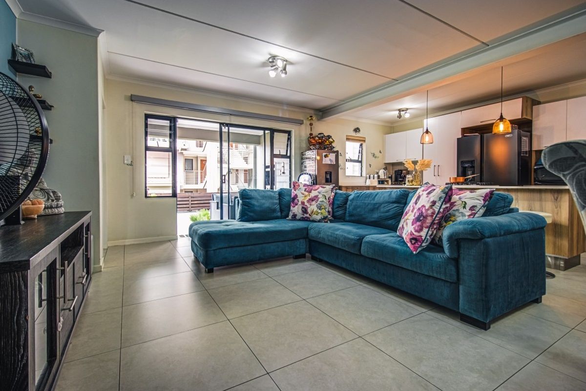 Modern, 3 Bedroom 2 bathroom garden apartment in a secure estate - Photo 5