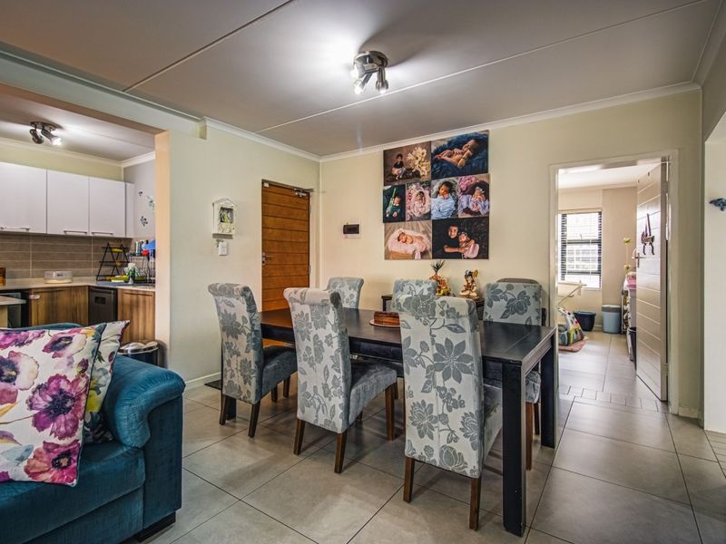 Modern, 3 Bedroom 2 bathroom garden apartment in a secure estate - Photo 4