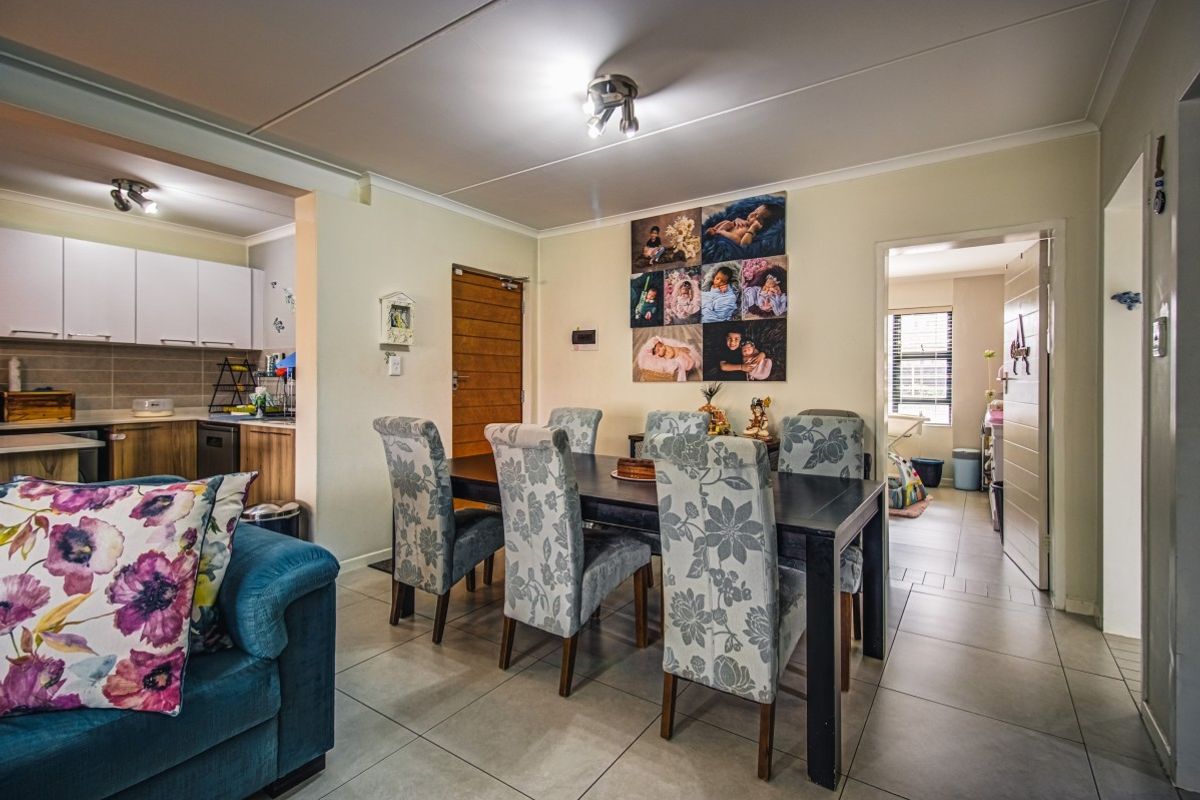 Modern, 3 Bedroom 2 bathroom garden apartment in a secure estate - Photo 4