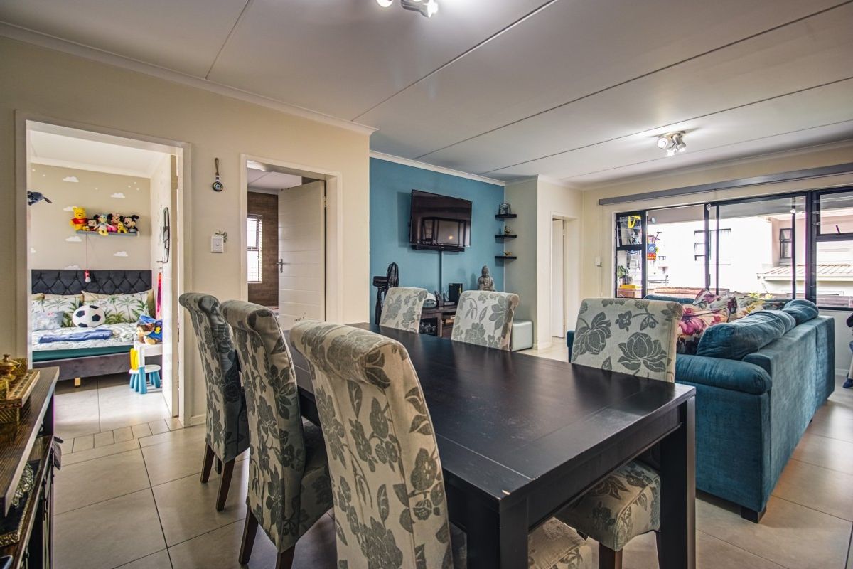 Modern, 3 Bedroom 2 bathroom garden apartment in a secure estate - Photo 3