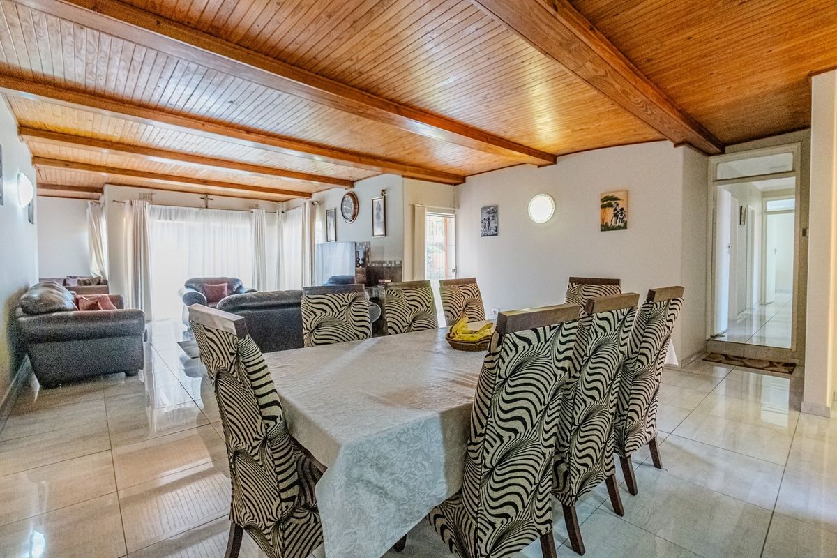 Fantastic opportunity to own a spacious modern 5-bedroom home in sought after area - Photo 3