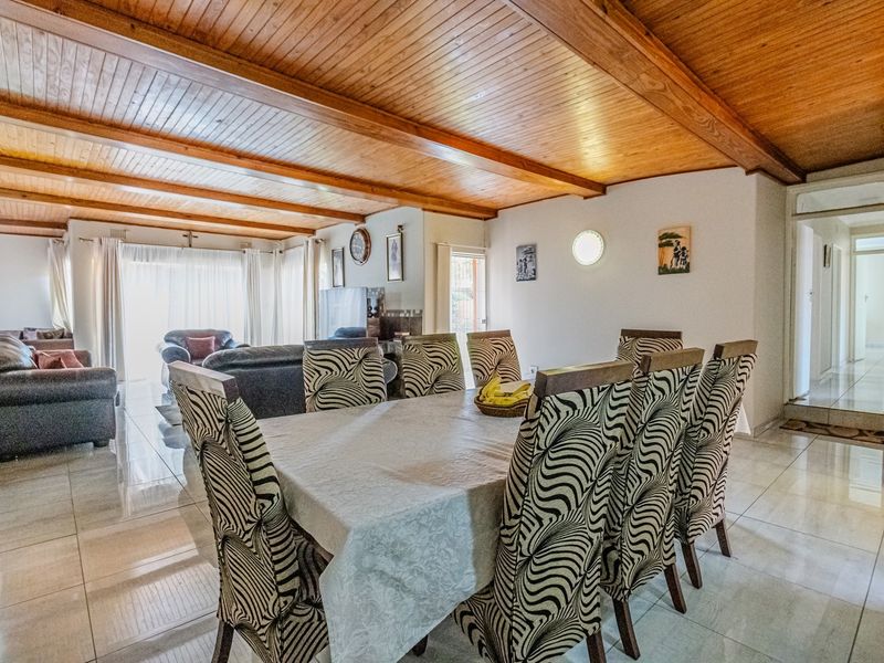 Fantastic opportunity to own a spacious modern 5-bedroom home in sought after area - Photo 3
