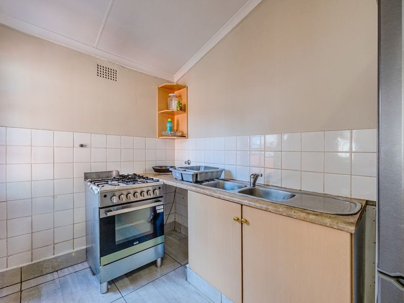 Fantastic opportunity to own a spacious modern 5-bedroom home in sought after area - Photo 10
