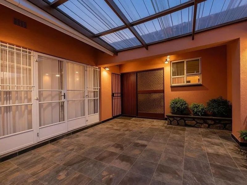 Fantastic opportunity to own a spacious modern 5-bedroom home in sought after area - Photo 1