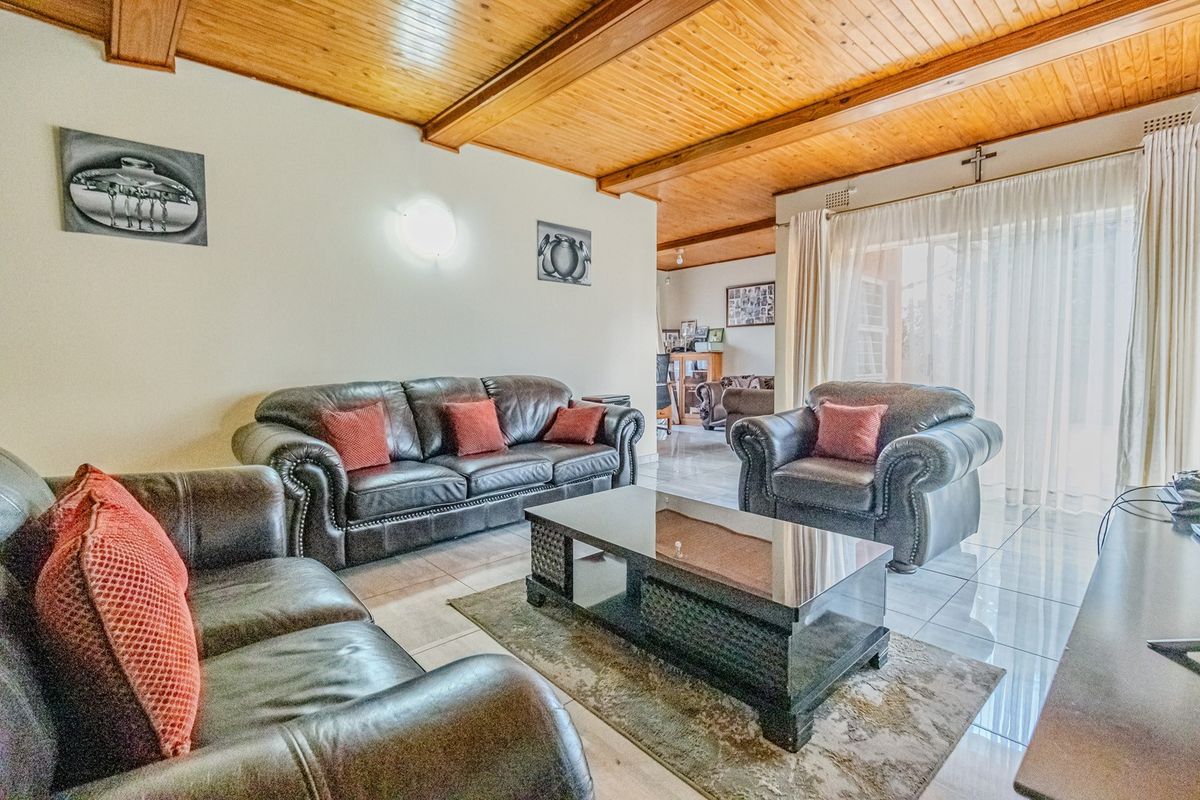 Fantastic opportunity to own a spacious modern 5-bedroom home in sought after area - Photo 5