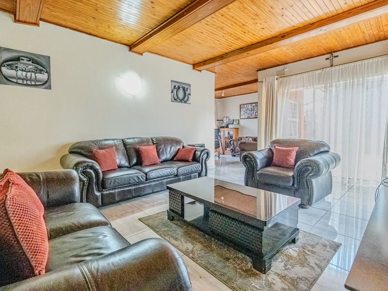 Fantastic opportunity to own a spacious modern 5-bedroom home in sought after area - Photo 5