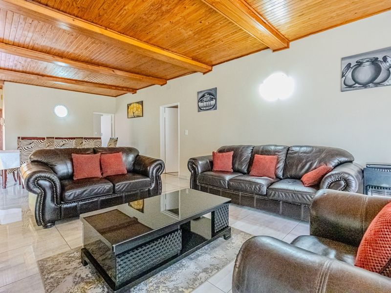 Fantastic opportunity to own a spacious modern 5-bedroom home in sought after area - Photo 6