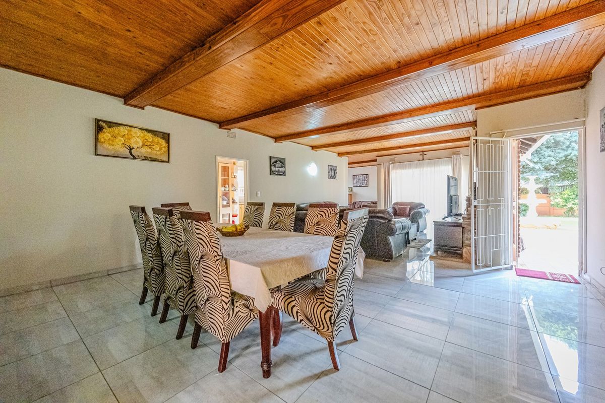 Fantastic opportunity to own a spacious modern 5-bedroom home in sought after area - Photo 4